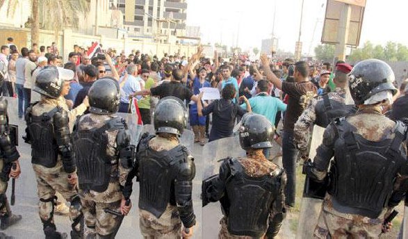 القوات الأمنية تفرق متظاهري الزبير بالقوة وتعتقل عددا منهم