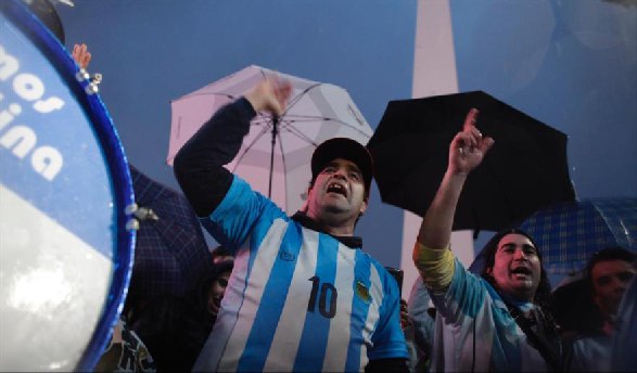 أرجنتينيون يتظاهرون في الشوارع لمطالبة ميسى بالعدول عن قراره بالاعتزال دوليا