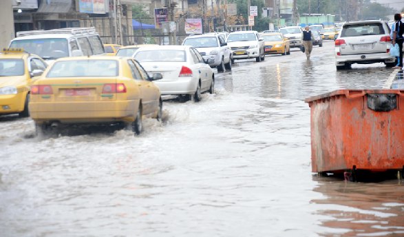 غرق شوارع محافظة الديوانية بسبب تضرر انبوب ماء رئيسي